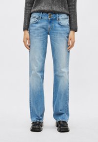 Vaqueros azul claro con diseño de pierna recta, hechos de denim. Presentan dos bolsillos delanteros, cierre de botones y un ligero desgaste.