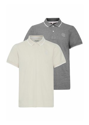 Dwie koszulki polo: jedna kremowa z białymi akcentami, druga szara z ciemnoszarymi detalami. Obie mają kołnierzyki i logo na piersi. Wykonane z mieszanki bawełny.