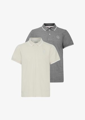 Zwei Poloshirts: eines in Creme mit weißen Akzenten, das andere in Grau mit dunkelgrauen Details. Beide haben Kragen und ein Logo auf der Brust. Material aus Baumwollmischung.