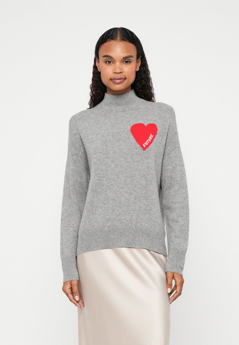 Pull en maille gris avec un col haut, orné d'un graphisme de cœur rouge incluant le mot "FUTURE". Texture douce, coupe décontractée, manches longues.