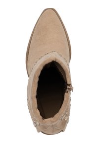 Botín beige hasta el tobillo hecho de ante con punta afilada, costuras decorativas y acentos de piedras preciosas en el cuello. Cierre con cremallera en el lateral.