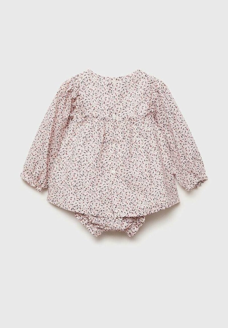 Robe bébé rose à manches longues avec motif floral et bloomer assorti, avec taille froncée et poignets élastiques.