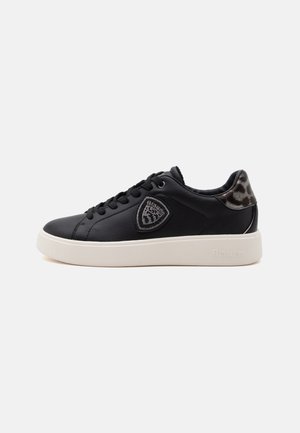 Sneaker nero basso con suola bianca, chiusura frontale con lacci, patch con logo Blauer sul lato e dettaglio con stampa leopardata sul colletto del tallone.