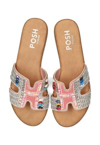 Sandales à glissière en beige ornées de perles avec des accents roses, rouges et bleus. La tige présente un riche travail de perles, des découpes et une semelle intérieure rembourrée.