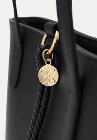 Anna Field Torbica - black