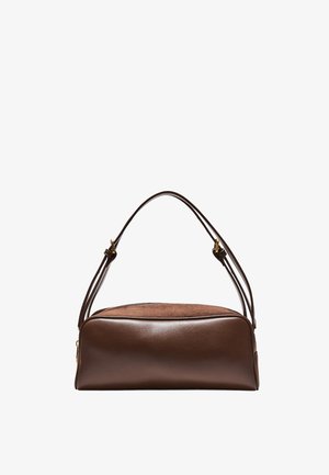 Sac à main rectangulaire en cuir et suède marron avec bords arrondis et bandoulière réglable avec boucles dorées.