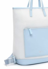 Šviesiai mėlyna pirkinių maišelis su tekstūruotu baltu tinkliniu kūnu, lygaus odos akcentais, priekinė su užtrauktuku kišenė ir reguliuojama dirželis.