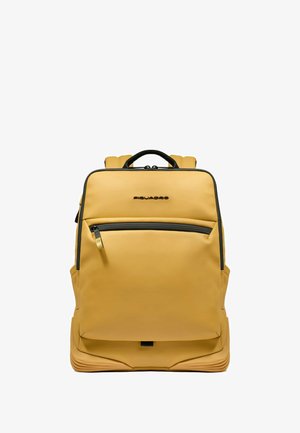 Gele rugzak van glad, duurzaam materiaal; voorzien van een voorvak met rits, gewatteerde banden en een handvat aan de bovenkant. Zwarte accenten siëren het ontwerp.
