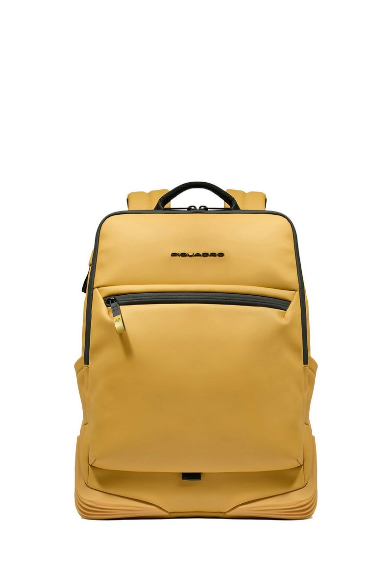 Mochila amarilla hecha de material liso y duradero; cuenta con un bolsillo frontal con cremallera, correas acolchadas y un asa superior. Detalles en negro adornan el diseño.