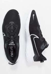 Scarpe da ginnastica nere con tomaia in rete, dettagli bianchi e sistema di allacciatura. Suola ammortizzata con grip testurizzato e logo sulla linguetta.