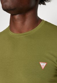 Guess CORE TEE - T-shirts - green stone