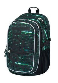 Zaino nero con motivo di codice binario verde, dotato di una tasca frontale, spallacci regolabili e maniglia superiore. Le tasche con cerniera migliorano la funzionalità.