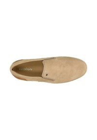 Beige suède instap schoen met elastische zijaccenten en een ronde neus. Zachte textuur, contrasterende hak en een gestikte zooldetail.
