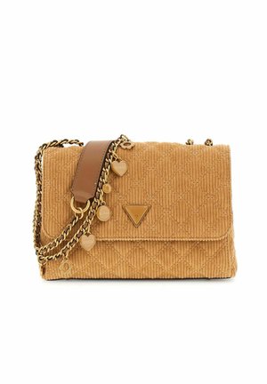 Sac à main en velours côtelé matelassé couleur tan avec des éléments en or, une chaîne et des charms en forme de cœur. Présente un logo triangulaire et des accents en cuir lisse.