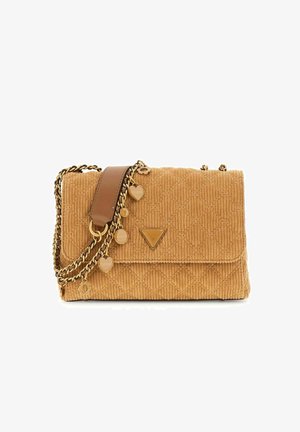 Sac à main en velours côtelé matelassé couleur tan avec des éléments en or, une chaîne et des charms en forme de cœur. Présente un logo triangulaire et des accents en cuir lisse.