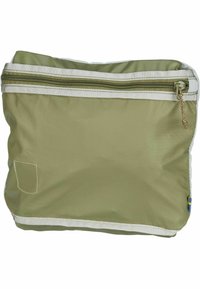 Funda de nylon de color verde oliva con cremallera, adornada con un ribete blanco y una cremallera de color contrastante. Características destacadas incluyen una pequeña etiqueta de tela en un lado.