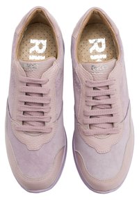 Paire de baskets mauves en cuir et daim avec lacets assortis et semelles intérieures coussinées et perforées.