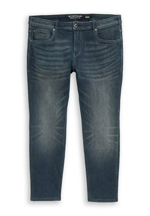 Blaue, verwaschene Slim-Fit-Jeans für Herren mit fünf Taschen, Knopfverschluss und sichtbarem Markenlabel auf der Vorderseite der Tasche und am Bund.