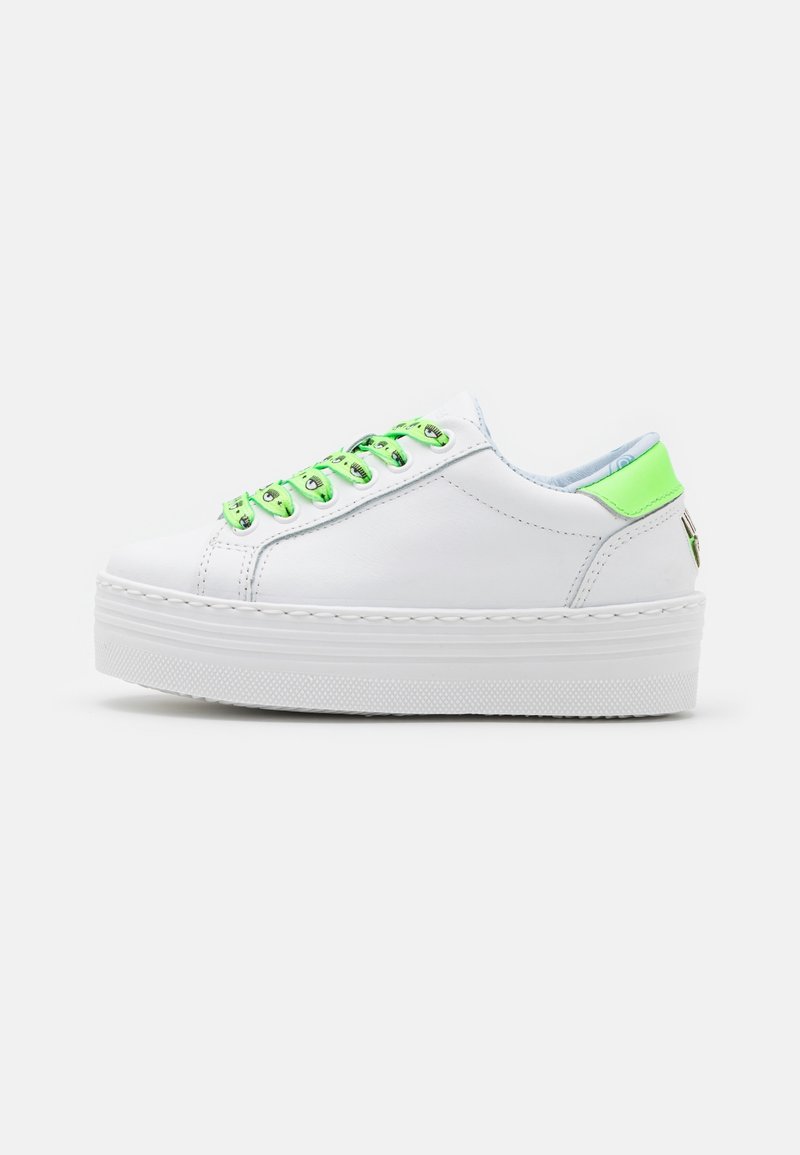 Basket à plateforme blanche avec œillets et languette de talon vert néon, tige en cuir lisse et semelle épaisse texturée vue de côté.