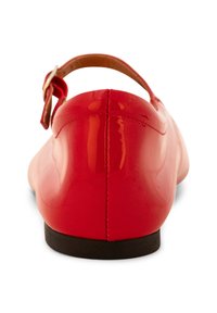 Bailarina de charol rojo con puntera redondeada, una sola correa ajustable en el tobillo y suela de goma negra. Acabado liso y brillante.