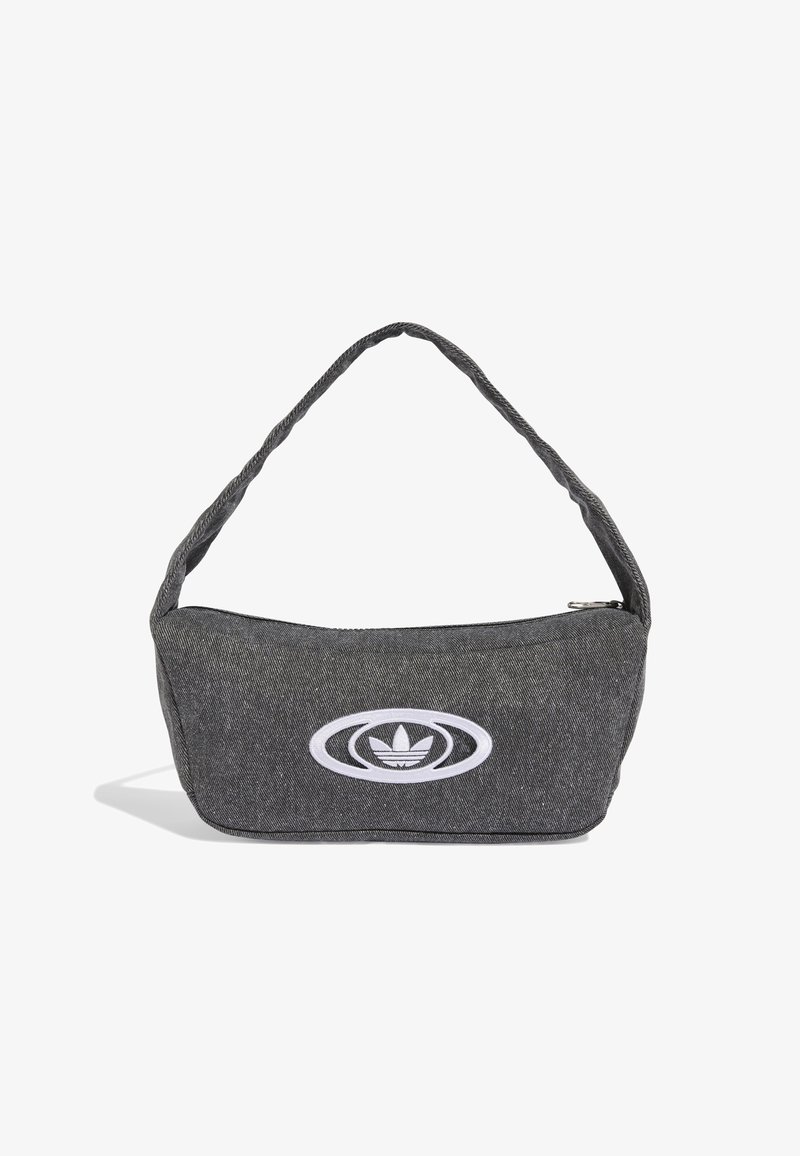 Pelēka denima crossbody soma ar noapaļu formu, izšūtu baltu logo un sašaurinātu siksnu. Aprīkota ar rāvējslēdzēju drošībai.