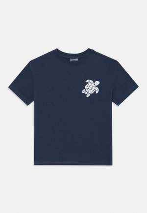 T-shirt bleu marine à manches courtes avec col rond, orné d'un petit motif de tortue blanche sur la poitrine gauche.