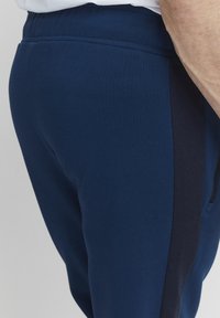 FQ1924 FQFENRIS REGULAR FIT - Treniņtērpa apakšdaļas - navy peony