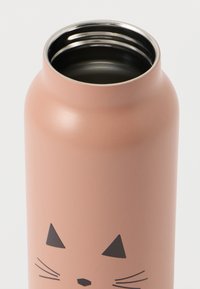 Ροζ ανοξείδωτο μπουκάλι νερού με ματ φινίρισμα, διακοσμημένο με σχέδιο προσώπου γάτας, μαύρες λεπτομέρειες και στρογγυλεμένο σχήμα.