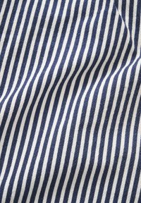 Tissu rayé bleu et blanc avec des lignes verticales et de légères plis, créant un motif texturé.