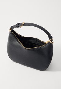 Borsa a mano in pelle nera con finitura texture, zip dorata e tracolla, caratterizzata da una forma curva e tasche interne per l'organizzazione.
