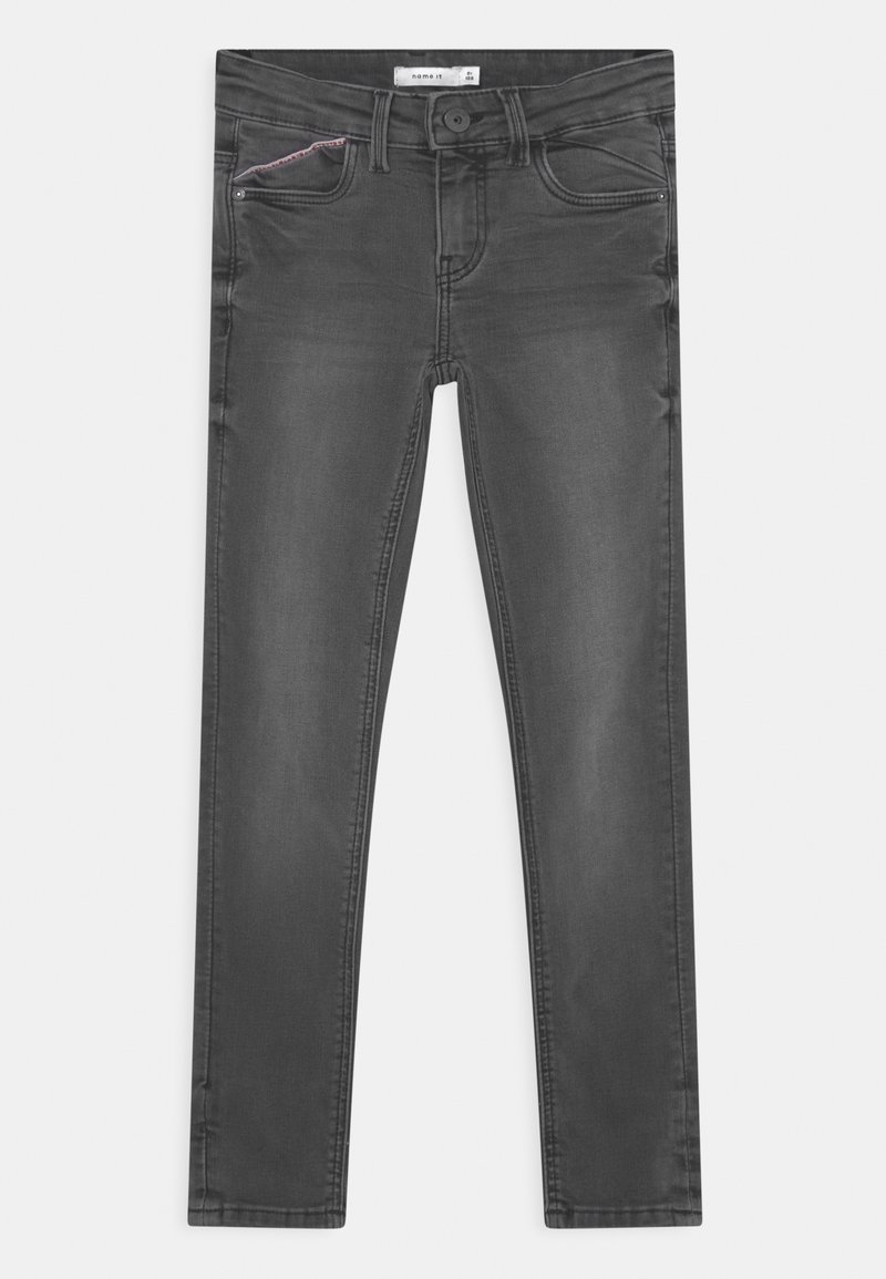 Jean slim gris foncé pour enfants avec bouton frontal, passants pour ceinture et cinq poches, dont une petite poche à monnaie avec un détail de couture rouge.