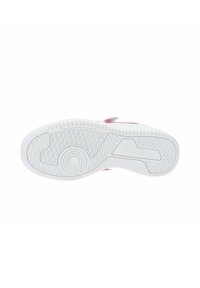 Witte rubberen sneakerzool met een textuurpatroon en cirkelvormige accenten; beschikt over een gladde rand en een lichte hielverhoging. Rode details aanwezig.
