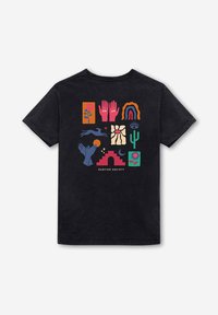 Czarny T-shirt z kolorowymi abstrakcyjnymi wzorami, w tym ręce z oczami, tęcza, kaktus, kwiat, skaczące zwierzę i tekst "KAOTIKO SOCIETY" na plecach.