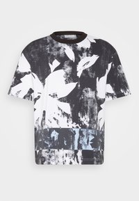 Czarny i biały T-shirt z krótkim rękawem z kwiatowym nadrukiem, posiadający okrągły dekolt i niebieski poziomy pasek na dolnym końcu.