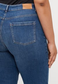 ONLY Carmakoma CARWILLY MID - Tiesaus kirpimo džinsai - dark blue denim