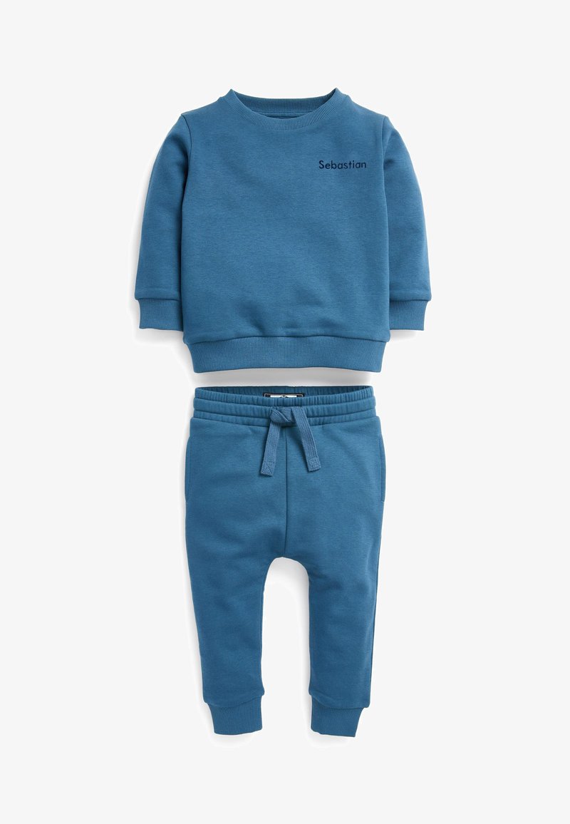 Blauwe katoenen sweater en broek set, met een ronde hals, lange mouwen, elastische taille en subtiele geborduurde tekst op de bovenkant.
