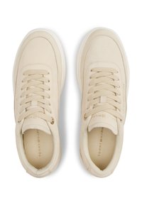 Beige Leder-Sneaker mit runder Zehenpartie und gepolsterter Blende. Zu den Merkmalen gehören flache Schnürsenkel, Metallösen und eine strukturierte Sohle mit Markenlogo innen.