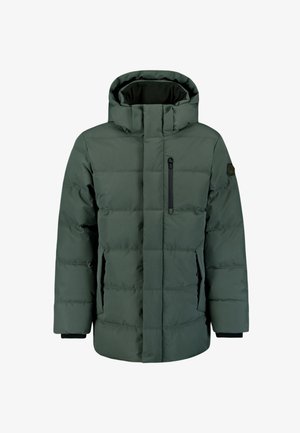 Groene pufferjack gemaakt van geïsoleerde stof, voorzien van een hoge kraag, een met rits afsluitbare borstzak en zijzakken voor extra warmte.