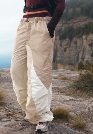 Bershka, TECHNICAL - TROUSERS - Pantalon classique - cream