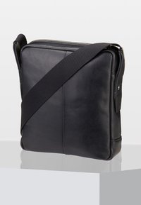 Borsa a tracolla in pelle nera con chiusura a zip, caratterizzata da una superficie texturizzata, tracolla in tessuto regolabile e design minimalista.