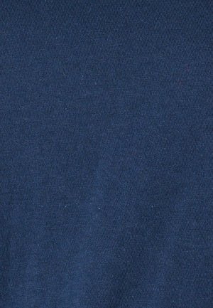 Tissu bleu foncé avec une texture de tissage fin et serré, montrant de subtiles variations dans l'épaisseur du fil et de légères lignes diagonales.