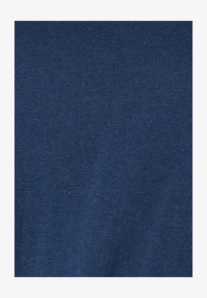 Tela azul oscuro con textura de tejido fino y apretado, que muestra variaciones sutiles en el grosor del hilo y ligeras líneas diagonales.
