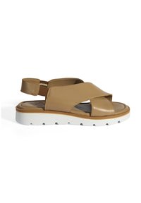 Sandales en cuir tan avec un design entrecroisé, une semelle intérieure rembourrée, une bride élastique à l'arrière et une épaisse semelle blanche avec des trous de drainage.
