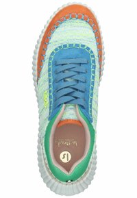 Bunt gefärbte Sneaker mit einem strukturierten Strick-Obermaterial in Blau, Grün und Orange, einer weißen Gummisohle und dekorativen Nähdetails.