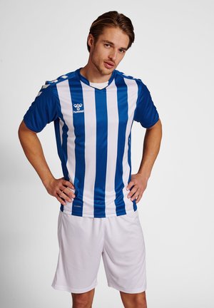 Maillot de football rayé bleu et blanc à manches courtes et encolure en V, assorti à un short blanc. Fabriqué dans un matériau respirant et avec un détail de logo.