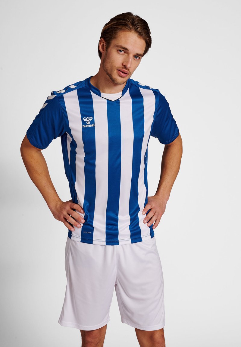 Blå och vit randig fotbollströja med korta ärmar och V-hals, parat med vita shorts. Har ett ventilerande material och logotypdetalj.