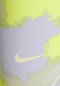 Nike leggings i ett flerfärgat mönster med ljusgula och lavendelnyanser. Sättet är smidigt med en subtil lyster och en liten logotypdetalj.