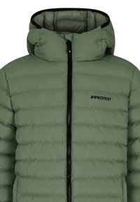 Olijfgroen pufferjack met een ritsluiting en een capuchon. Het ontwerp bevat horizontaal gestikte delen en een zwart logo op de borst.