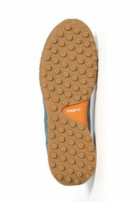 Semelle de chaussure avec un fond en caoutchouc texturé, de couleur brune, et un logo orange bien visible portant la mention "HOFF".