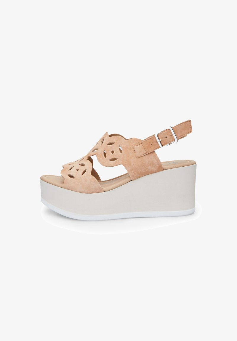 Bež nubukist kiilukontsaga sandaalid, millel on lõigatud lillemuster, reguleeritav pahkluu rihm ja valge platvormpõhi.